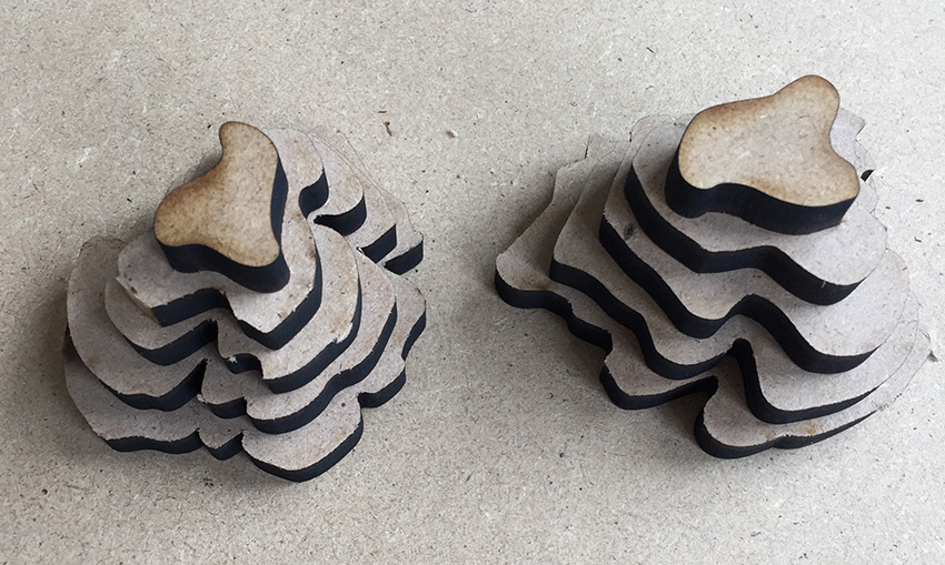 1 pièce sur 2 = 2 pyramides